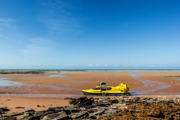 Süpürgedeki güzel bir plajda sarı hovercraft, Batı Avustralya