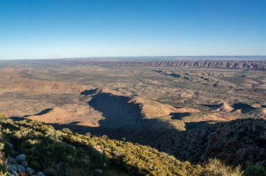 Alice Springs,West Macdonnel Ulusal Parkı, Avustralya'nın hemen dışındaki Sonder Dağı'nın tepesinden görünümü