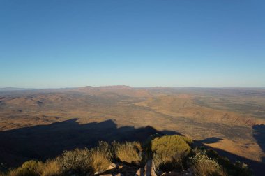 Alice Springs,West Macdonnel Ulusal Parkı, Avustralya'nın hemen dışındaki Sonder Dağı'nın tepesinden görünümü