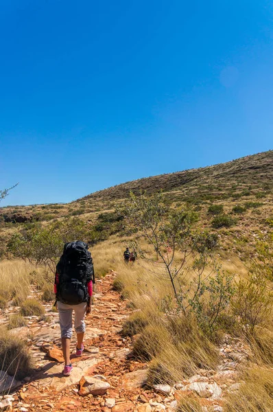 Turista na cestě na vrchol Mount Sonder hned za Alice Springs v centrální Austrálii, West Macdonnel National Park, Austrálie — Stock fotografie