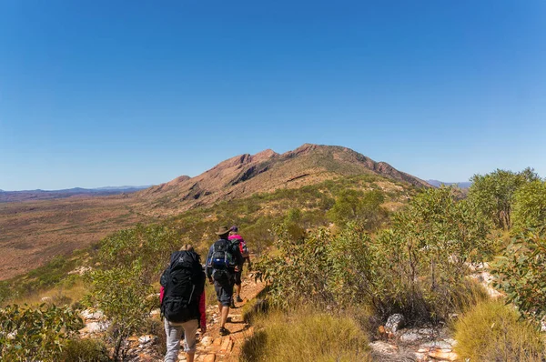 Skupina turistů na cestě na vrchol Mount sonder, kousek od Alice Springs, národní Park West Macdonnel, Austrálie — Stock fotografie