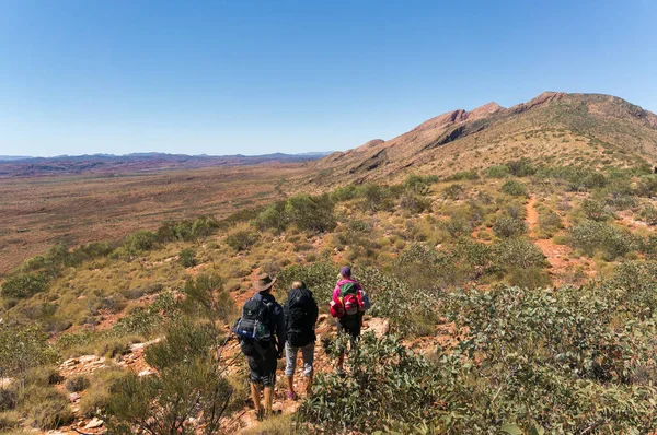 Skupina turistů na cestě na vrchol Mount sonder, kousek od Alice Springs, národní Park West Macdonnel, Austrálie — Stock fotografie