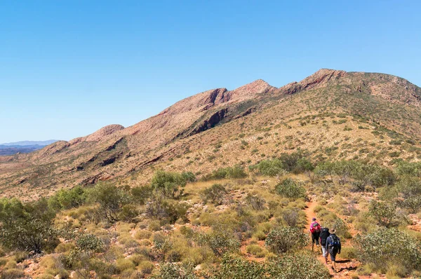 Turisté na cestě na vrchol Mount sonder, hned vedle Alice Springs, národní Park West Macdonnel, Austrálie — Stock fotografie