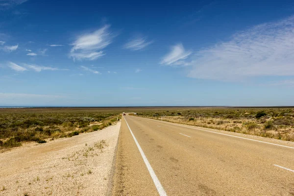 Samochody na trasie Eyre Highway na deser Nullarbor Australii, Australii Południowej, Australii — Zdjęcie stockowe