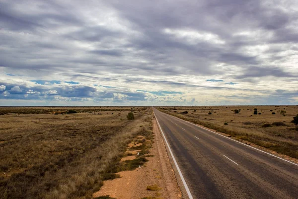 Estrada reta através da sobremesa nullarbor da Austrália, Austrália do Sul, Austrália — Fotografia de Stock