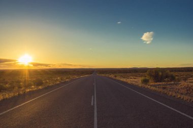 gün batımında Avustralya'nın nullarbor tatlı ile düz yol, Güney Avustralya, Avustralya