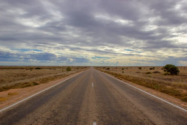 Estrada reta para o infinito, a sobremesa nullarbor da Austrália, Austrália do Sul, Austrália — Fotografia de Stock