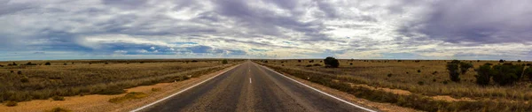 Panorama de uma estrada em linha reta através da sobremesa nullarbor da Austrália, Austrália do Sul, Austrália — Fotografia de Stock