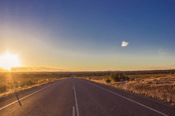 Prosta droga przez deser Nullarbor Australii o zachodzie słońca, Australia Południowa, Australia — Zdjęcie stockowe