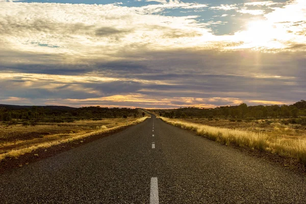 Straight road on the way to Ayers Rock, Lasseter highway, Northern Territory, Australia — Fotografia de Stock