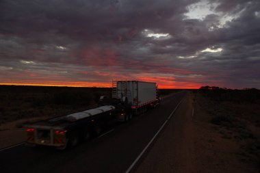 Stuart otobanında gece yol treni. Avustralya'nın uzak bölgelerinde navlunu verimli bir şekilde taşımak için bir karayolu kullanımı, Northern Territory, Avustralya.