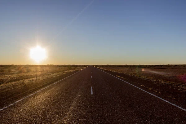 Estrada reta no norte da estrada de Stuart do Pedy de cobre, Austrália Sul, — Fotografia de Stock