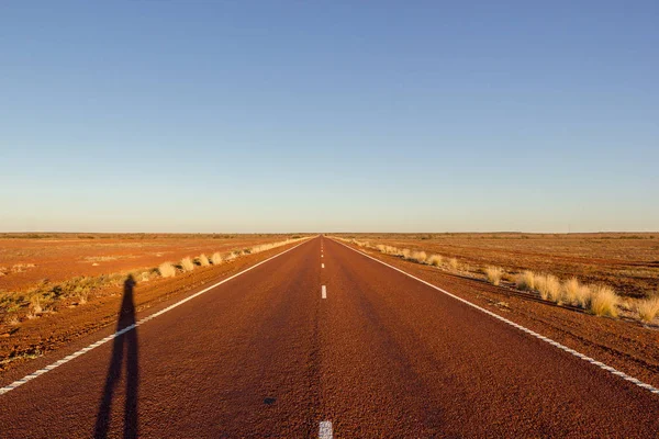 Vermelho estrada reta com sobremesa vermelha na Stuart Highway norte de pedy de cobre, Austrália do Sul , — Fotografia de Stock