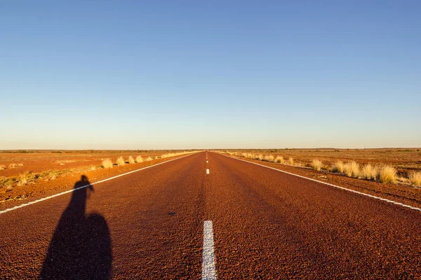 在南澳大利亚铜佩迪以北的斯图尔特公路上的红色直路与红色甜点, — 图库照片