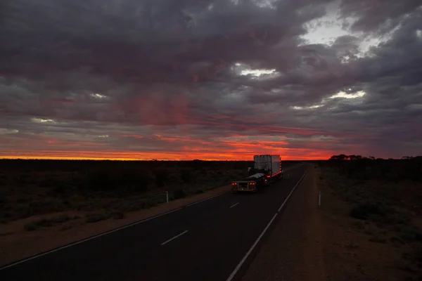Tren de carretera en la autopista Stuart por la noche. Un uso del tren de carretera en áreas remotas de Australia para mover el transporte de mercancías de manera eficiente, TERRITORIO DEL NORTE, Australia . — Foto de Stock