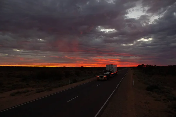 Roadtrain na rodovia Stuart à noite. Um uso de trem de estrada em áreas remotas da Austrália para mover o frete de forma eficiente, TERRITÓRIO DO NORTE, Austrália . — Fotografia de Stock