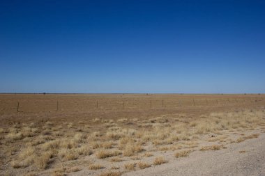 Avustralya'nın Kuzey Toprakları güzel mavi gökyüzü ile Outback sahne