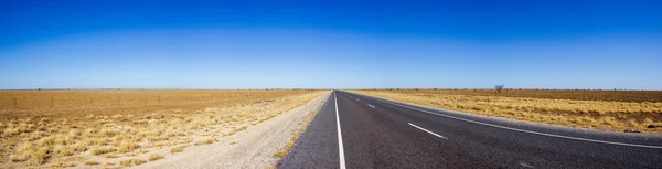 Panorama prostej drogi przez deser Australii na Flinders Hightway, Quennsland Australia — Zdjęcie stockowe