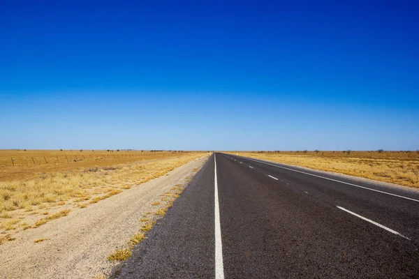 Traight Road w deser Australii na Flinders Hightway, Quennsland Australia — Zdjęcie stockowe