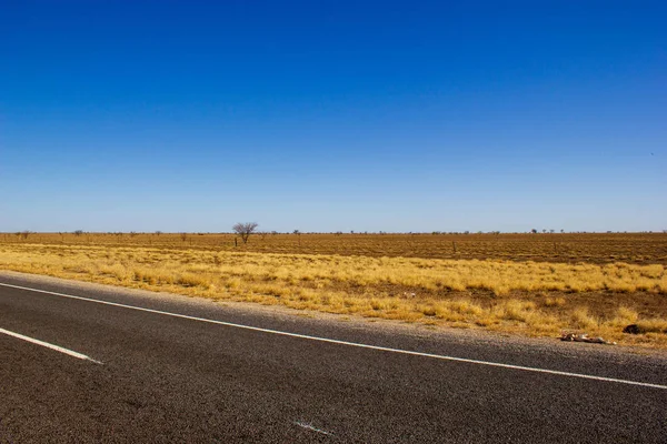 Traight road na sobremesa da Austrália no Flinders Hightway, Quennsland Austrália — Fotografia de Stock