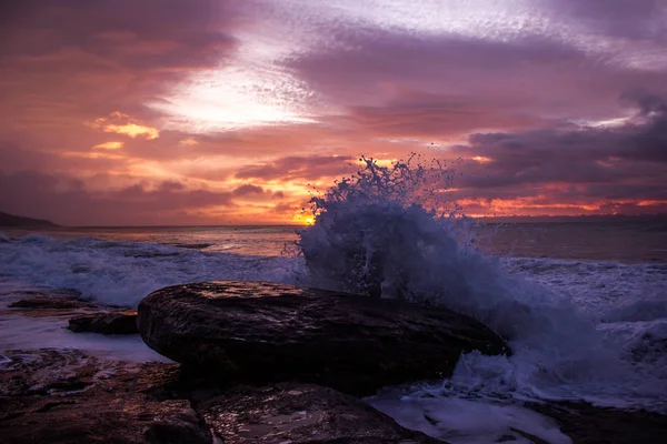 Waves crushing a rock during sunrise. Sea sunrise at the great Ocean Road, Victoria, Australia — Stock Photo, Image