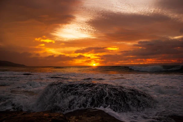 Waves crushing a rock during sunrise. Sea sunrise at the great Ocean Road, Victoria, Australia — Stock Photo, Image