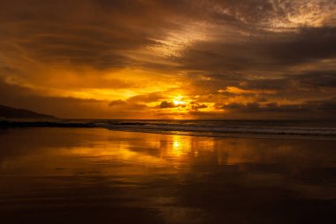 bir kez bir yaşam süresi hint okyanusu üzerinde güzel gündoğumu, dalgalar büyük okyanus yolda kırılıyor, Victoria, Avustralya