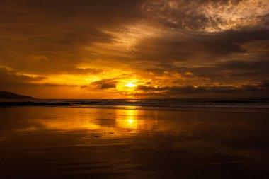 bir kez bir yaşam süresi hint okyanusu üzerinde güzel gündoğumu, dalgalar büyük okyanus yolda kırılıyor, Victoria, Avustralya