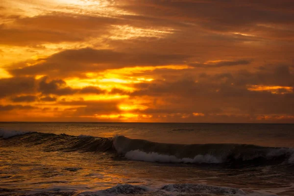 Раз в жизни красивый восход солнца над Индийским океаном, волны ломаются на великой океанской дороге, — стоковое фото