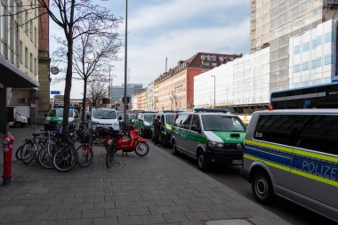 Merkez İstasyonlar, Münih, Nisan 6, 2019: Münih merkez istasyonunda üst üste park mavi ve yeşil Alman polis arabaları, bir futbol oyunu nedeniyle