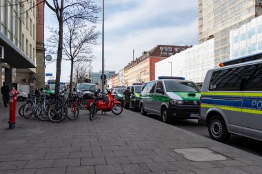 Merkez İstasyonlar, Münih, Nisan 6, 2019: Münih merkez istasyonunda üst üste park mavi ve yeşil Alman polis arabaları, bir futbol oyunu nedeniyle