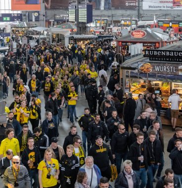 Merkez İstasyonlar, Münih, 6 Nisan 2019: bvb taraftarları bayern münih vs borussia dortmund futbol maçına giderken