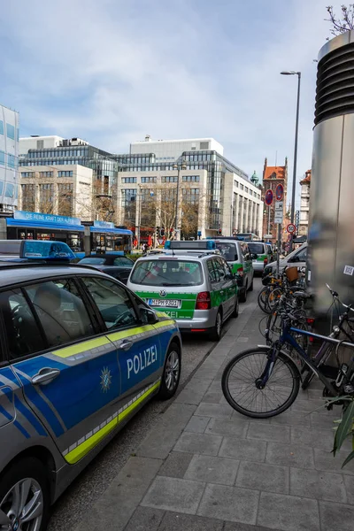 CENTRAL STATIONS, MUNICH, 6 de abril de 2019: carros de polícia alemães azuis e verdes estacionando em uma fileira na estação central de Munique, por causa de um jogo de futebol — Fotografia de Stock