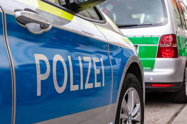 Merkez İstasyonlar, Münih, Nisan 6, 2019: Münih merkez istasyonunda üst üste park mavi ve yeşil Alman polis arabaları