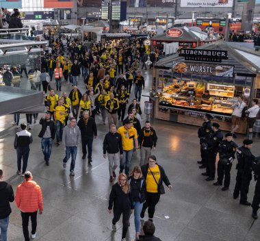 Merkez İstasyonlar, Münih, 6 Nisan 2019: bvb taraftarları bayern münih vs borussia dortmund futbol maçına giderken