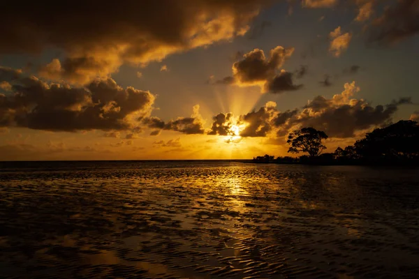 Colorfull Sunrise over the coral sea at Cape Tributation in the Daintree region of far north Queensland — Stock Photo, Image