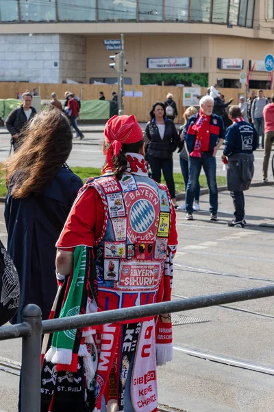 Stachus, Muenchen, 6 kwietnia 2019: FC Bayern fan na drodze do publicznej lokalizacji oglądania piłki nożnej gry FC Bayern Monachium vs Borussia Dortmund — Zdjęcie stockowe