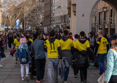 Stachus, Muenchen, 6 Nisan 2019: bvb taraftarları fc bayern münih vs borussia dortmund futbol maçı için halka açık bir izleme yerine gidiyor