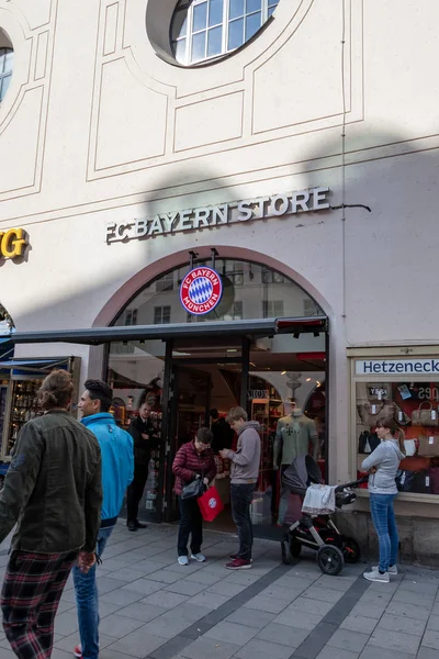 MARIENPLATZ, MUENCHEN, 6 DE ABRIL DE 2019: trourista entrando y saliendo de la tienda del FC Bayern en la Marienplatz — Foto de Stock