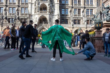 Stachus, Muenchen, 6 Nisan 2019: Futbol taraftarları futbol golü şeklinde forma giyen bir adama top vuruyor