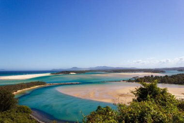 Nambucca Nehri deltasındaki düz kum tepeleri Pasifik Okyanusu 'na giriyor. Avustralya kıyılarının geniş kumlu sahillerinden geçiyor.