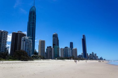 Surfers Paradise plajda güneşli bir gün, Gold Coast, Queensland, Avustralya.
