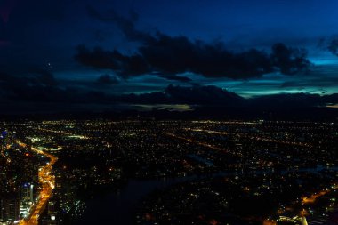 sörfçü cennet şehir ve plaj üzerinde gece hava görünümü. Tatil kasabası ve plaj Modern hava şehir manzarası. Gold Coast, Surfers Paradise, Avustralya.