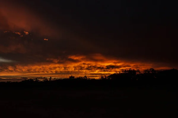 Farbenfroher Sonnenuntergang am Noosaville Beach, Sonnenküste, Australien. — Stockfoto