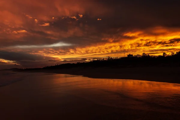 Colorfull sunset at Noosaville beach, Sunshine Coast, Australia. — Stock Photo, Image