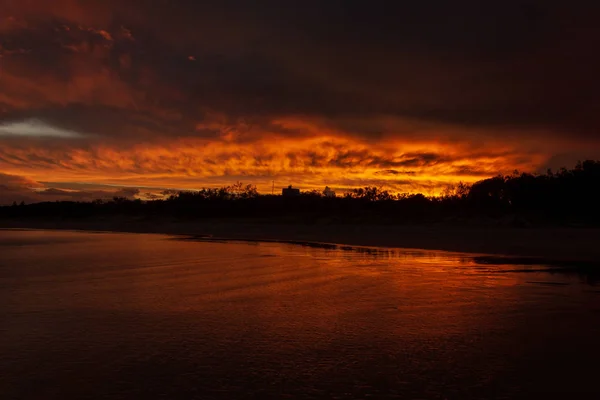 Colorfull sunset at Noosaville beach, Sunshine Coast, Australia. — Stock Photo, Image