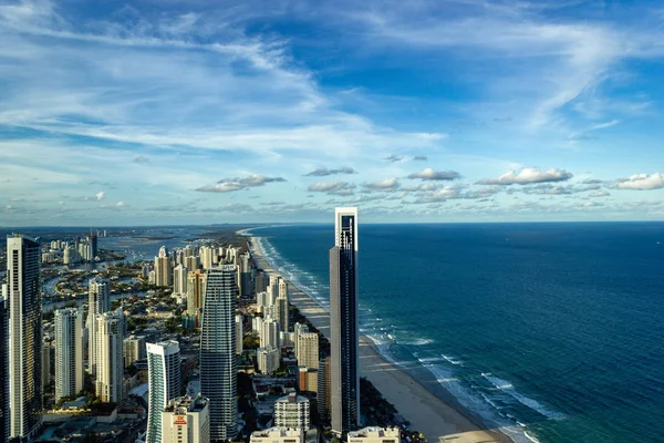 Letecký výhled na surfaři, ráj a pláž. Moderní vzdušný cityk letoviska a pláže. Zlatý břeh, Surfinský ráj, Austrálie. — Stock fotografie