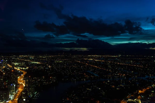 sörfçü cennet şehir ve plaj üzerinde gece hava görünümü. Tatil kasabası ve plaj Modern hava şehir manzarası. Gold Coast, Surfers Paradise, Avustralya.