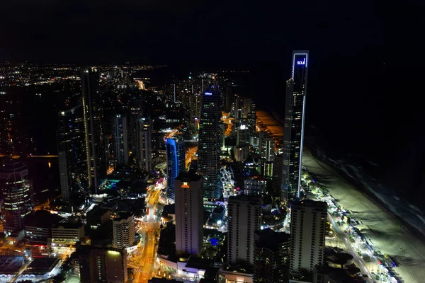 Nuit vue aérienne sur les surfeurs paradis ville et plage. Paysage urbain aérien moderne de la ville de villégiature et de la plage. Gold Coast, Surfers Paradise, Australie . — Photo