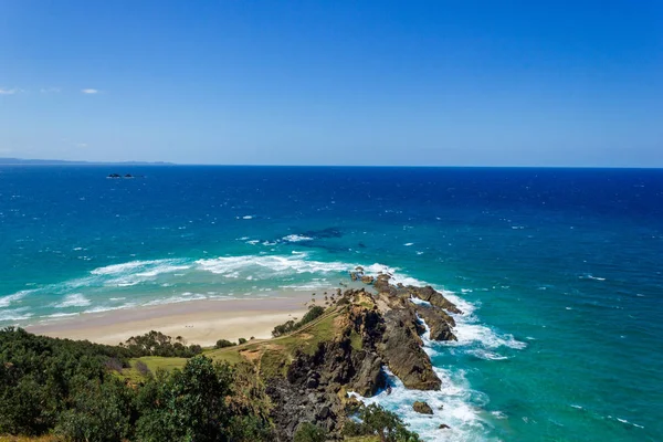 Byron Bay, Queensland, Avustralya güneşli bir günde Pass açık su